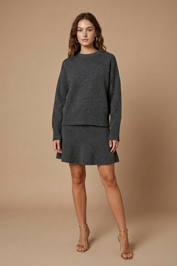 Women’s Fitted Two-Piece Knit Set – Long Sleeve Sweater and Mini Skirt for Smart Casual Styling